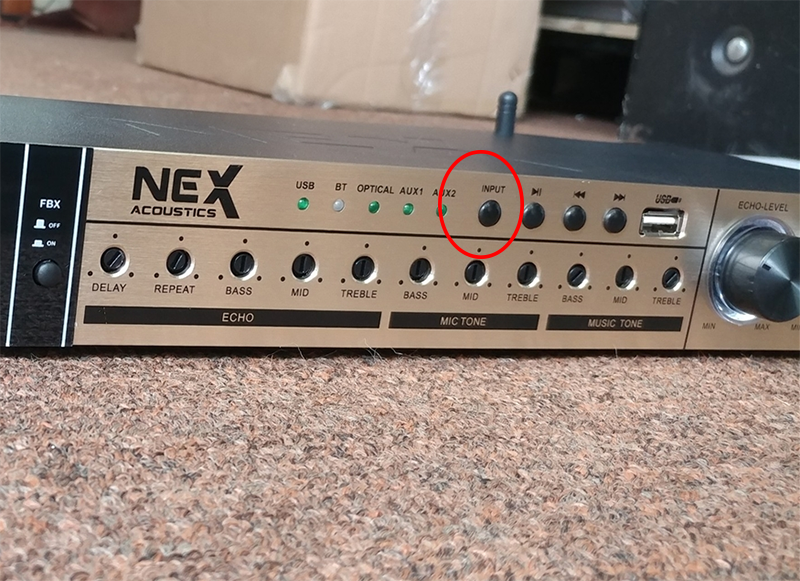 Nút chọn nguồn nhạc trên vang cơ NEX FX8